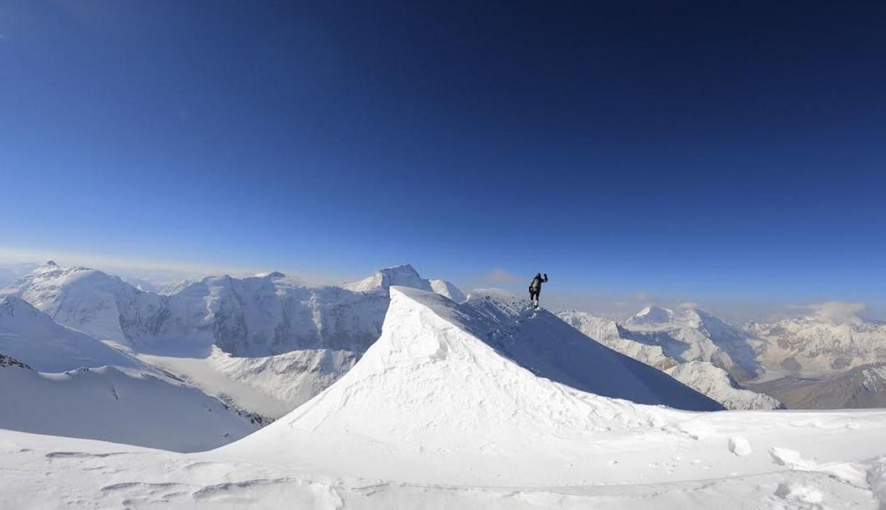 Imagen de las montañas del Pamir que protagonizan la proyección de Joseba Iztueta.