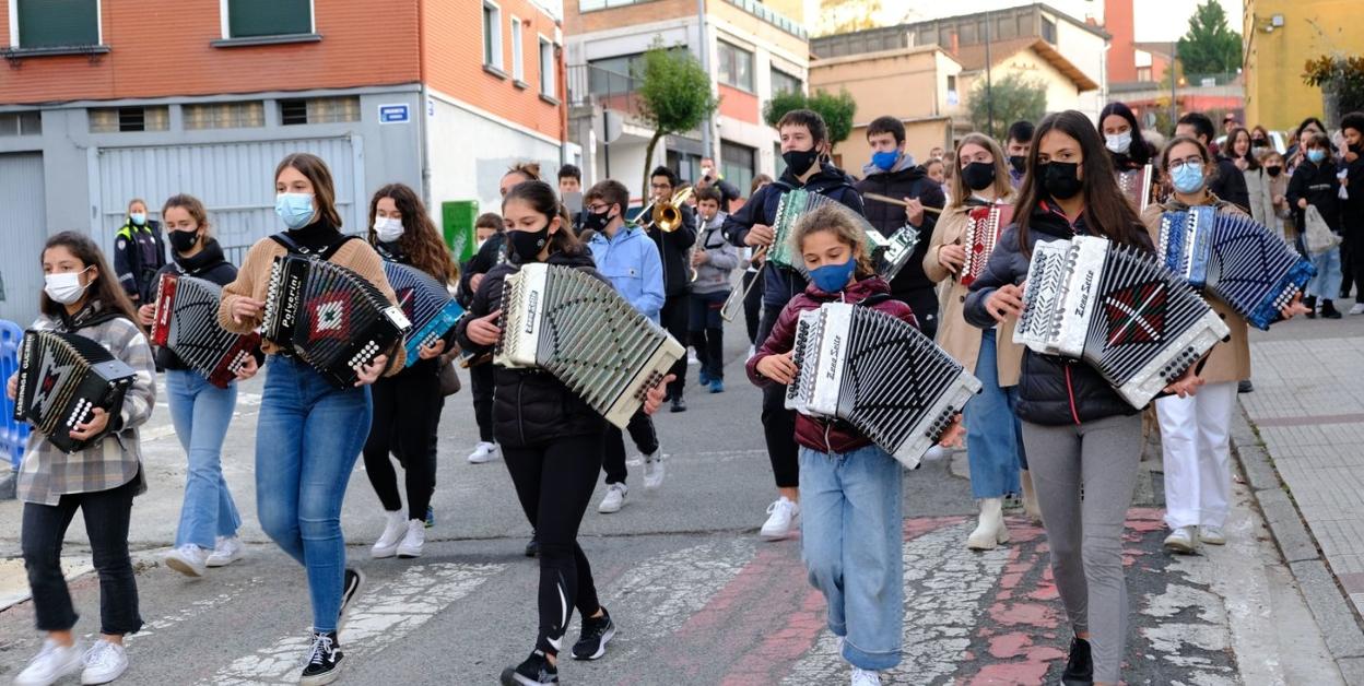Música en las calles por Santa Cecilia