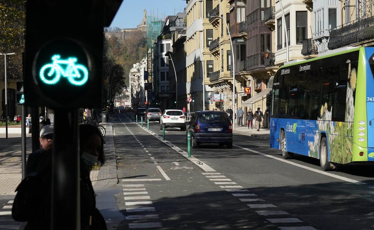 Bidegorri, carril-bus y vehículos particulares comparten el asfalto en la calle Easo. 