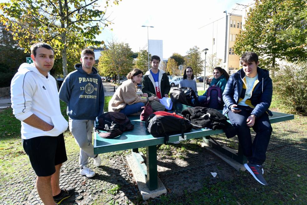 Los estudiantes de Química Alotz, Asier, Irati, Iñaki, Ainhoa, Oihana y Mikel tienen entre 20 y 21 años. 