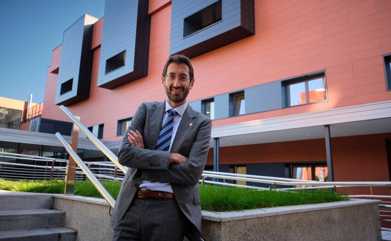 Xabier Riezu posa en el campus de la Universidad de Deusto en Donostia. 