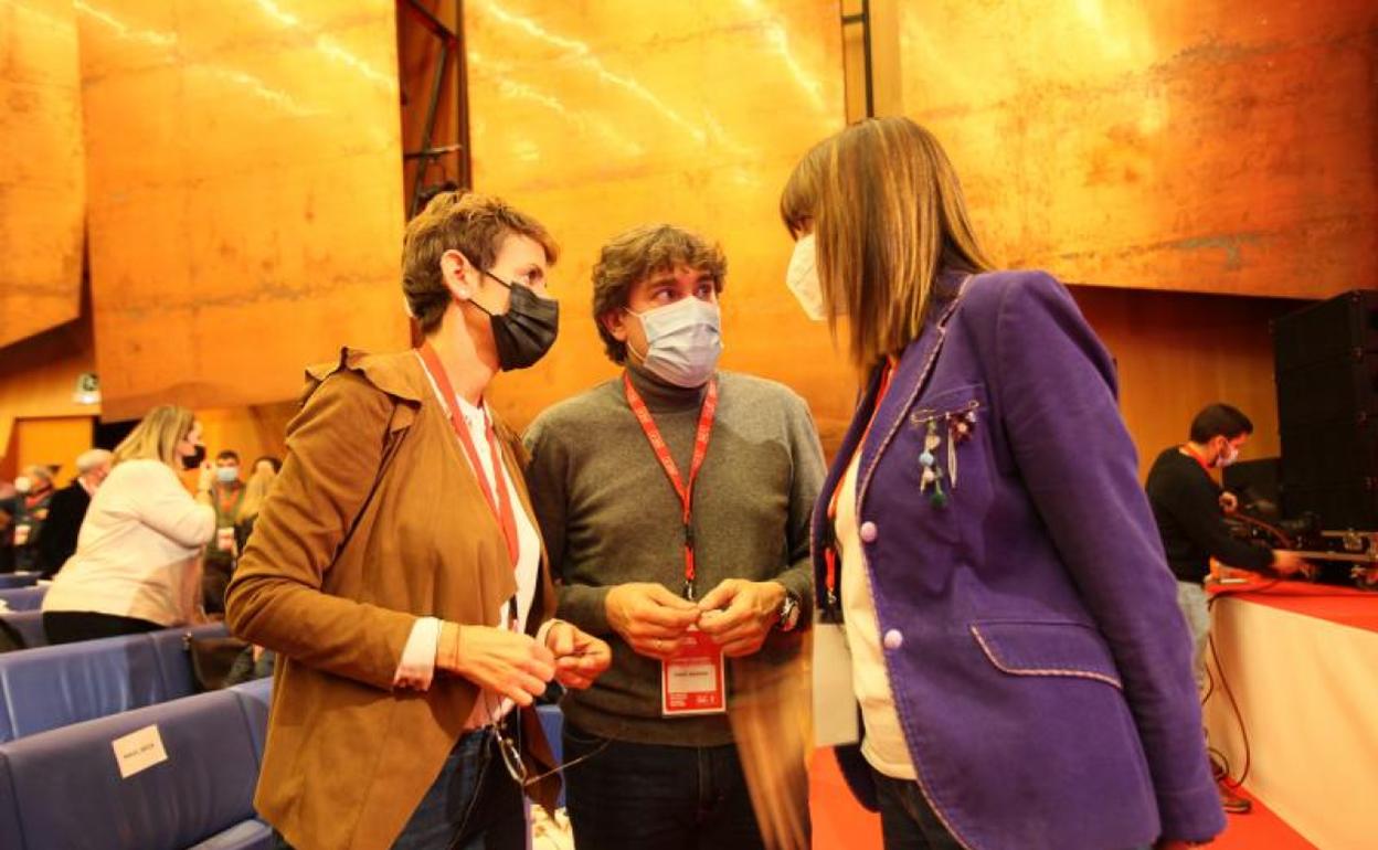 Chivite, Andueza y Mendia conversan en un receso del IX Congreso del PSE-EE en el Euskalduna.