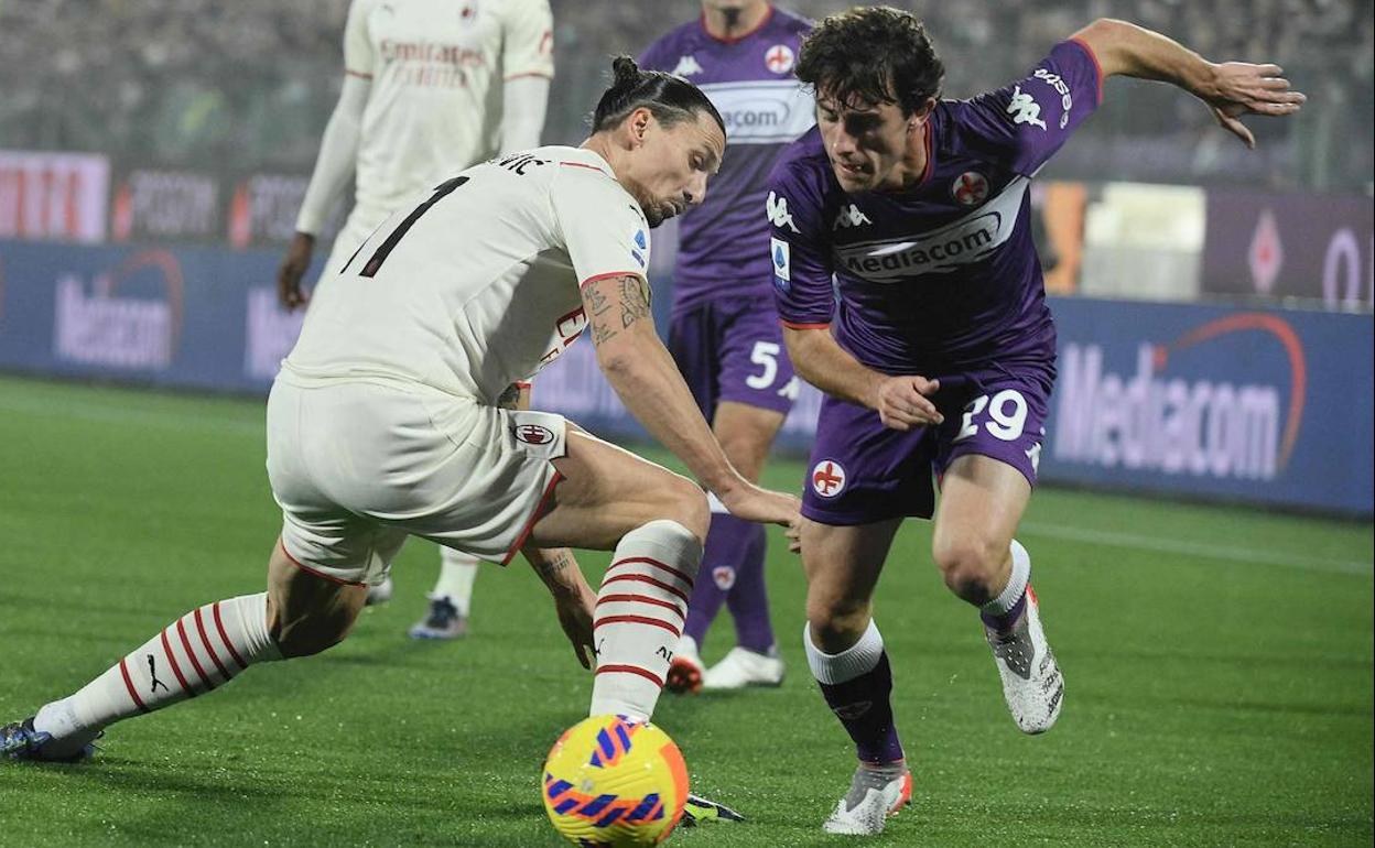 Álvaro Odriozola, en un partido con la Fiorentina. En la imagen, con Zlatan Ibrahimovic.