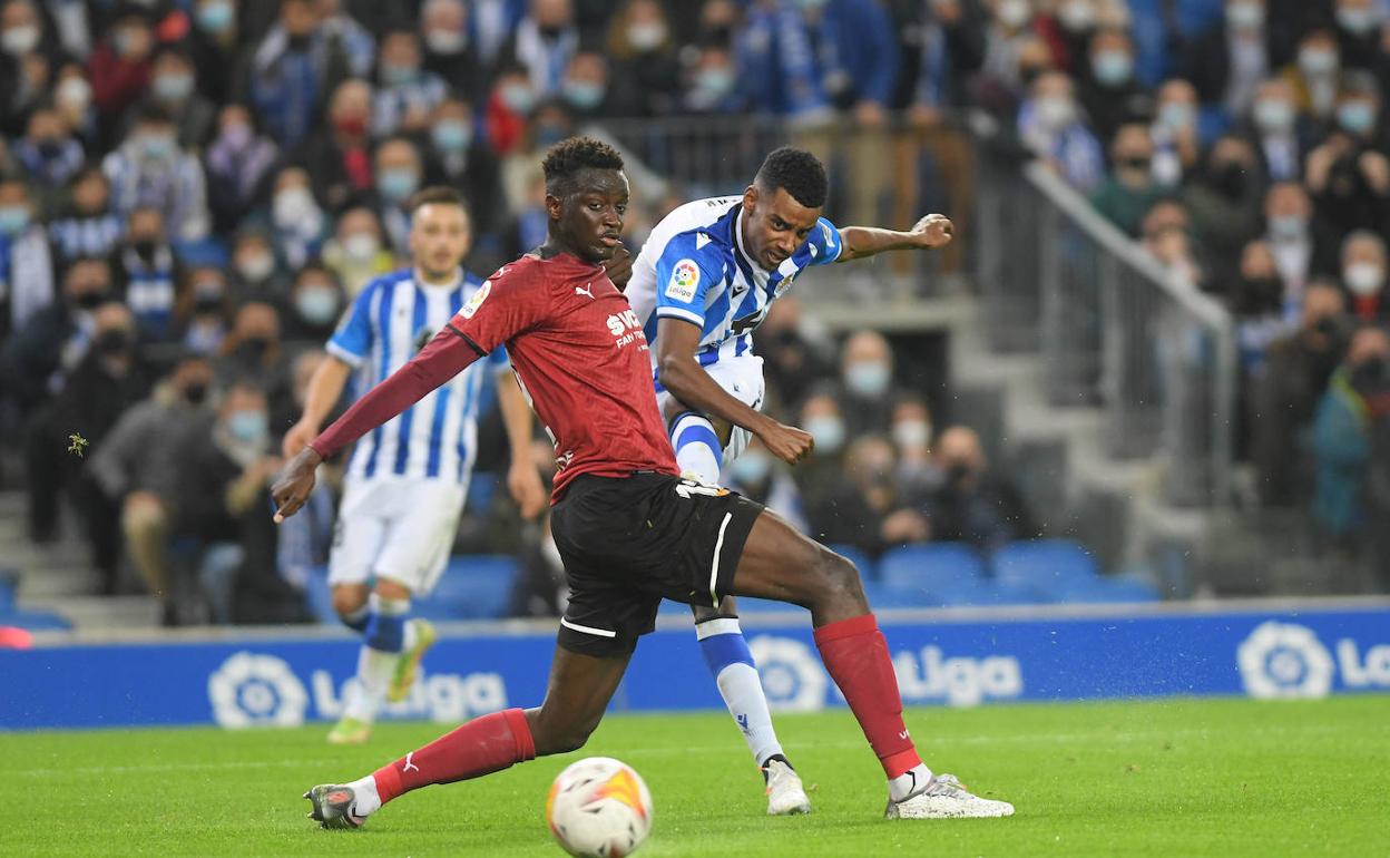 Isak se dispone a disparar ante el Diakhaby.