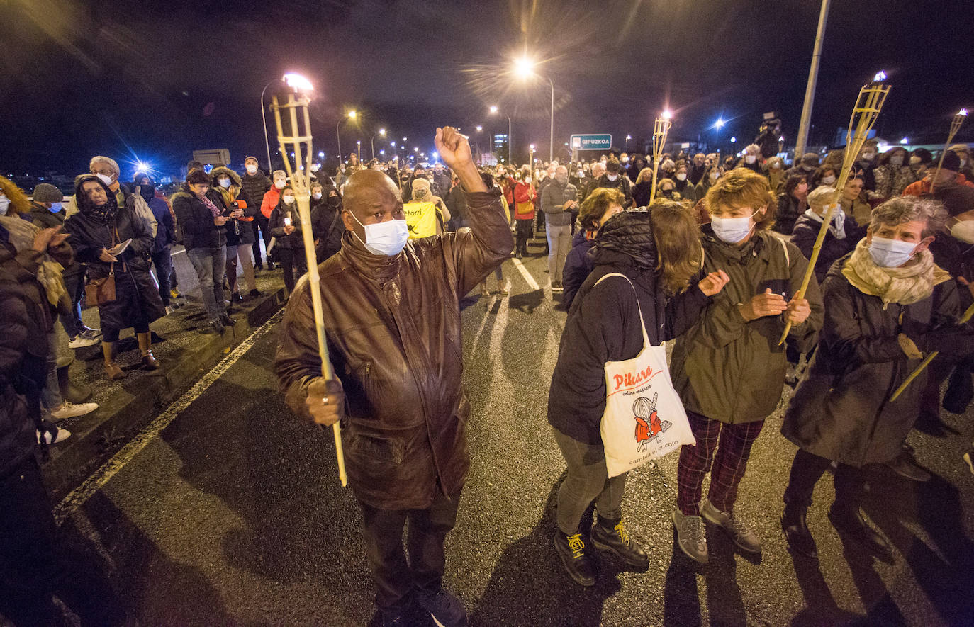 Fotos: Acto simbólico en Irun para denunciar la última muerte en el Bidasoa