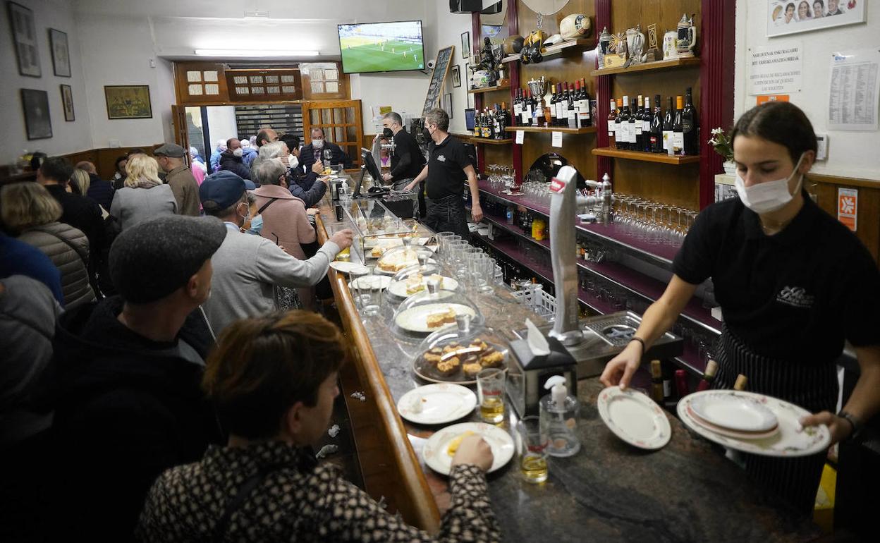 Un bar de la Parte Vieja de San Sebastián este domingo.