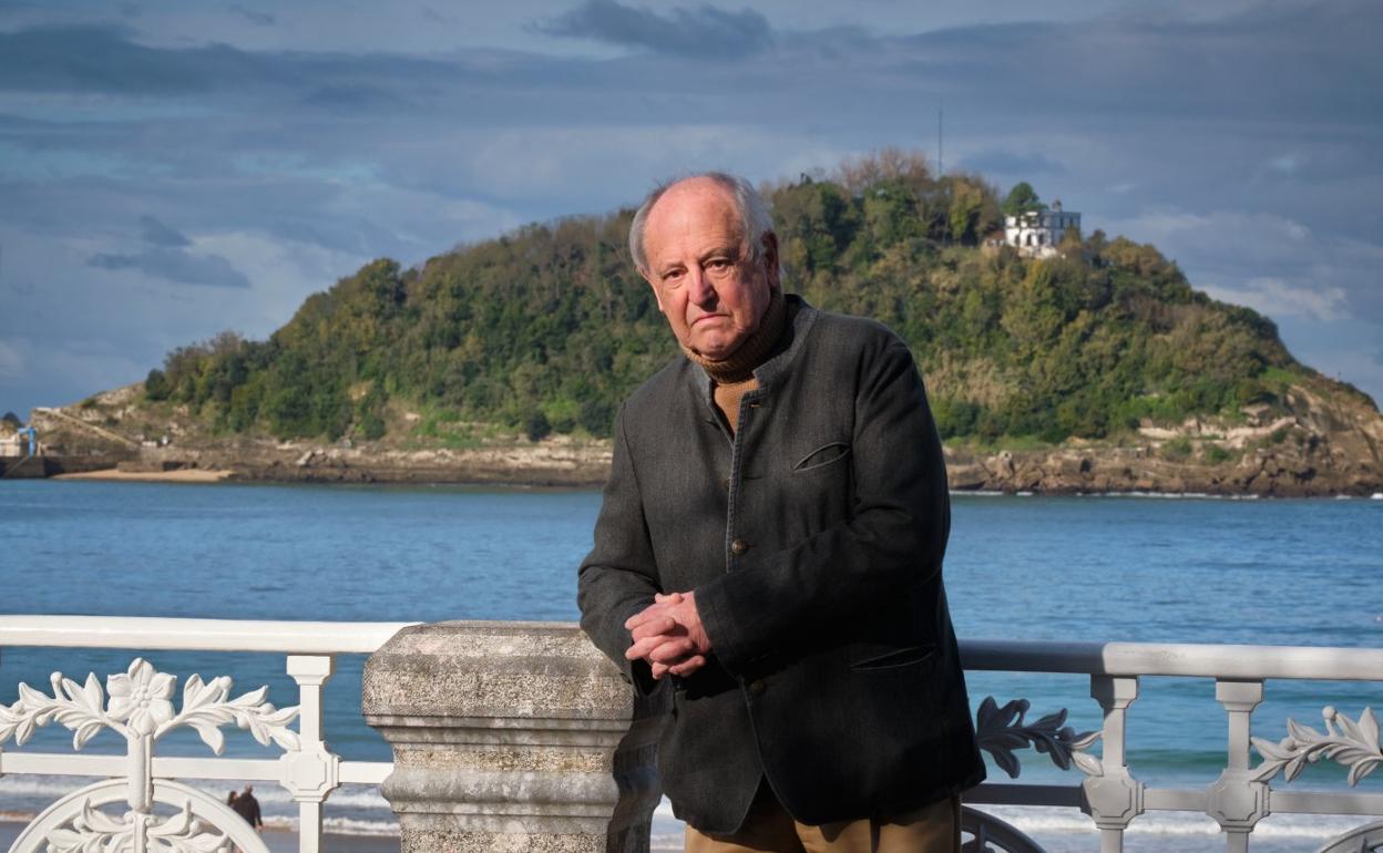 Iñaki Galarraga posa en el paseo de La Concha con el faro de la isla de Santa Clara. 