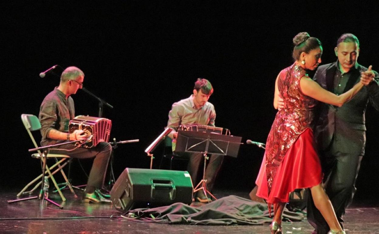 Momento de la actuación de Banduoneando, con la pareja de baile sobre el escenario de la Kultur Etxea. 