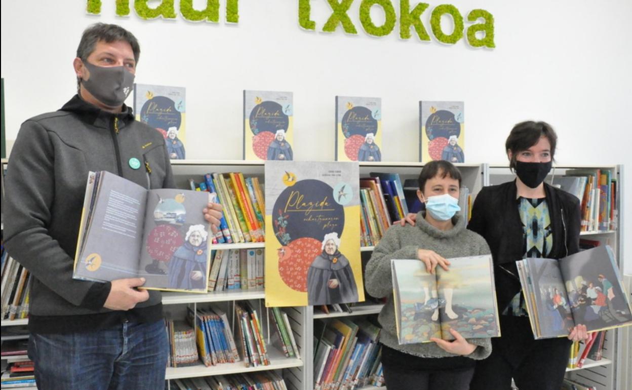 Iker Urruzola, Maria Altuna eta Oihana Iguaran aurkezpenean. 