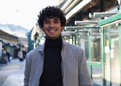 Imagen secundaria 1 - Markos, de Erasmus en Viena, sigue una clase online en el primer día de cierre. Sebastian espera que vuelva el turismo para retomar su trabajo de guía. Marta se hace una prueba de saliva en su casa de Viena, donde reside desde hace once años. 