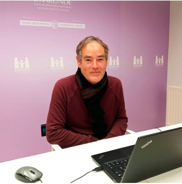 Pablo Vidal Emakunderen Begira Sareko kide eta publizitatean aditua, gidaren aurkezpenean. 