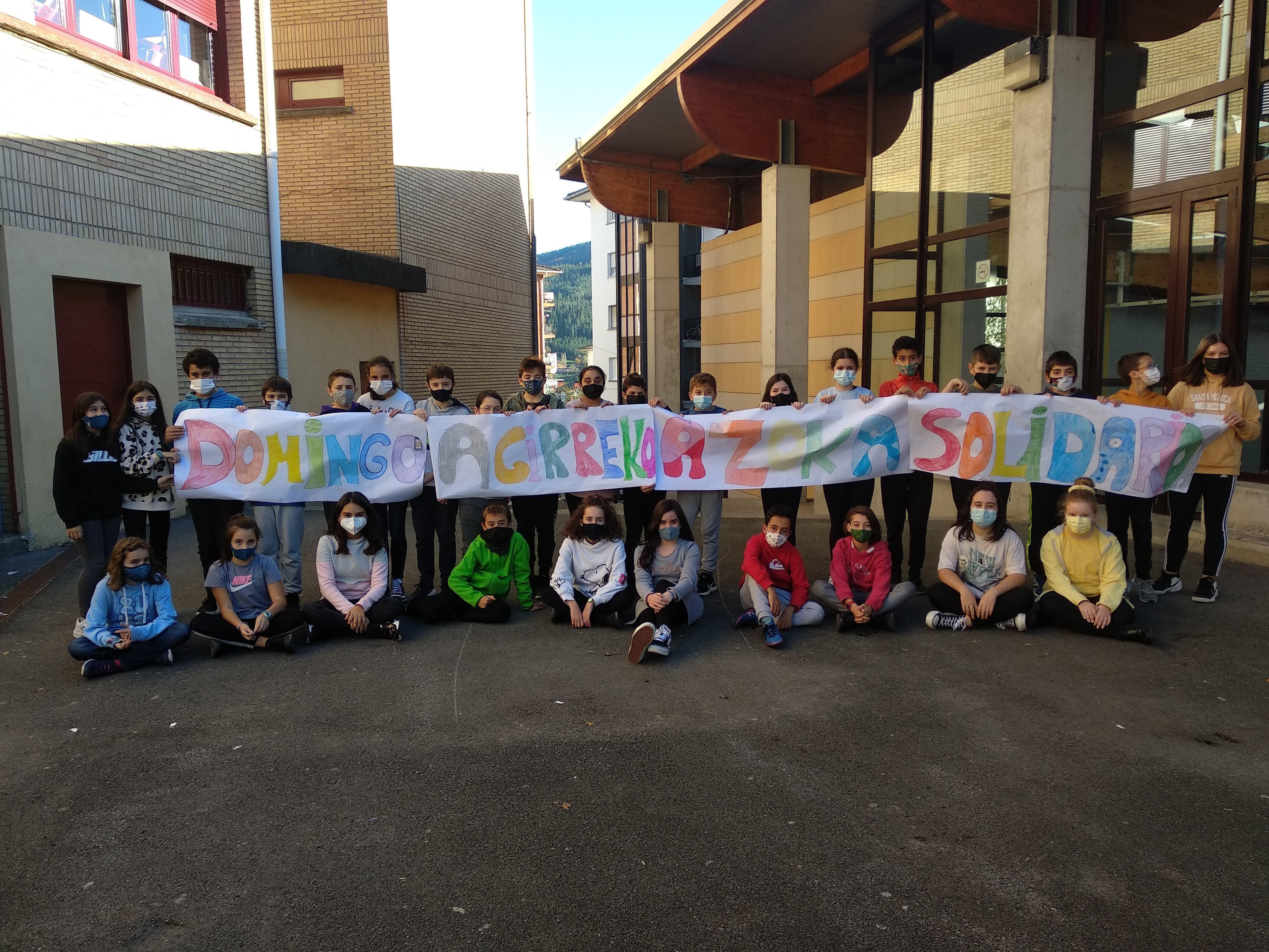 Los niños de 6º de Primaria que preparan el próximo mercado solidario.