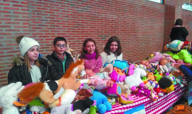 Los alumnos de Domingo Agirre, atendiendo a los clientes en el mercado solidario de 2019.