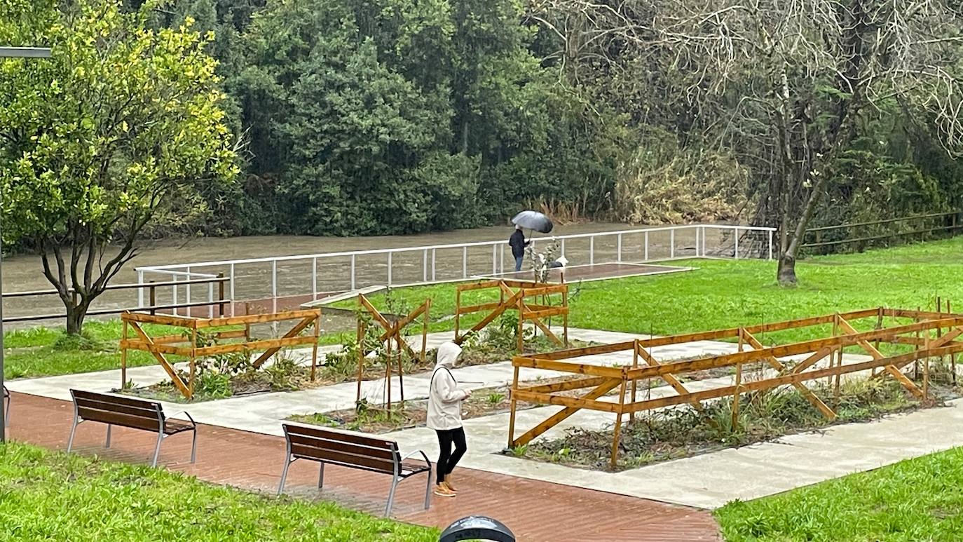Los vecinos del barrio de Txomin miran de reojo al río Urumea. 