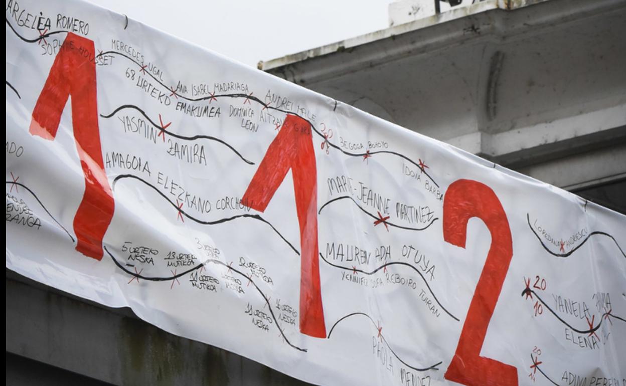 Imagen de la pancarta instalada en el Tinglado.