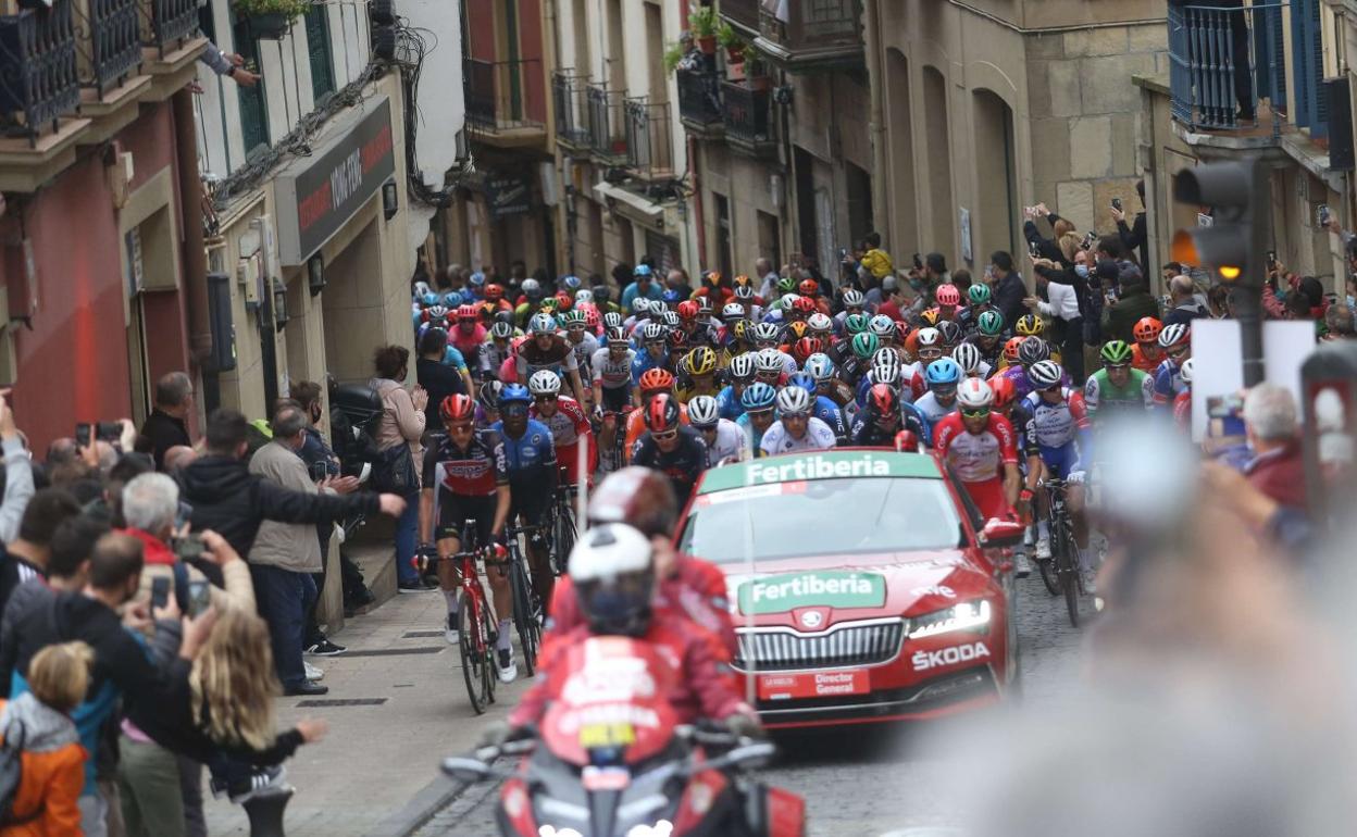 El pelotón, en la calle Mayor de Irun en la primera etapa de la Vuelta de 2020. 