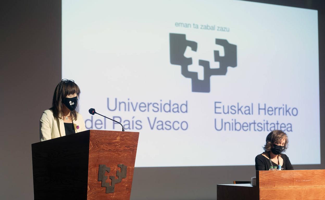 Eva Ferreira en el momento de la presentación del programa ante el Claustro universitario. 