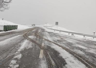 Imagen secundaria 1 - Estampa de San Miguel de Aralar nevado, este jueves.