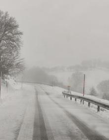 Imagen secundaria 2 - Estampa de San Miguel de Aralar nevado, este jueves.