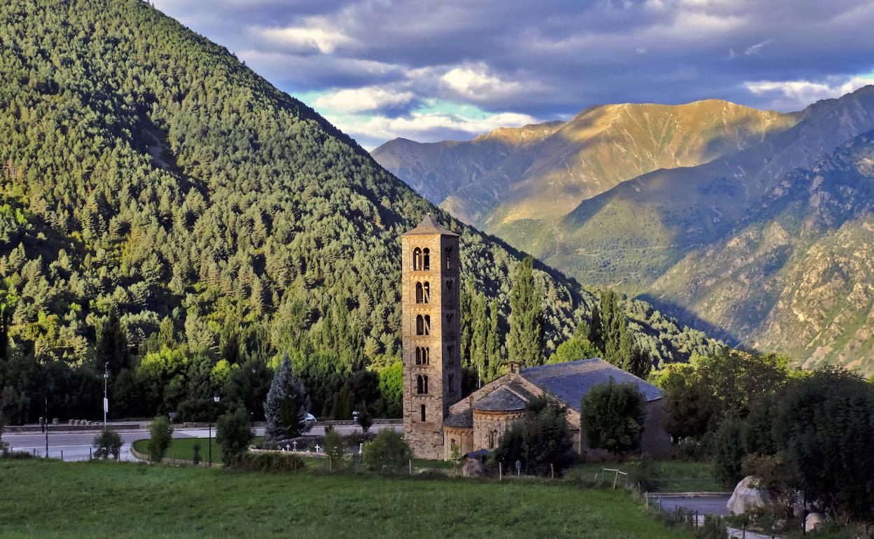 Arriba, panorámica de la ciudad de Lleida y, abajo, la magnífica iglesia románica de Sant Climent de Taüll. 