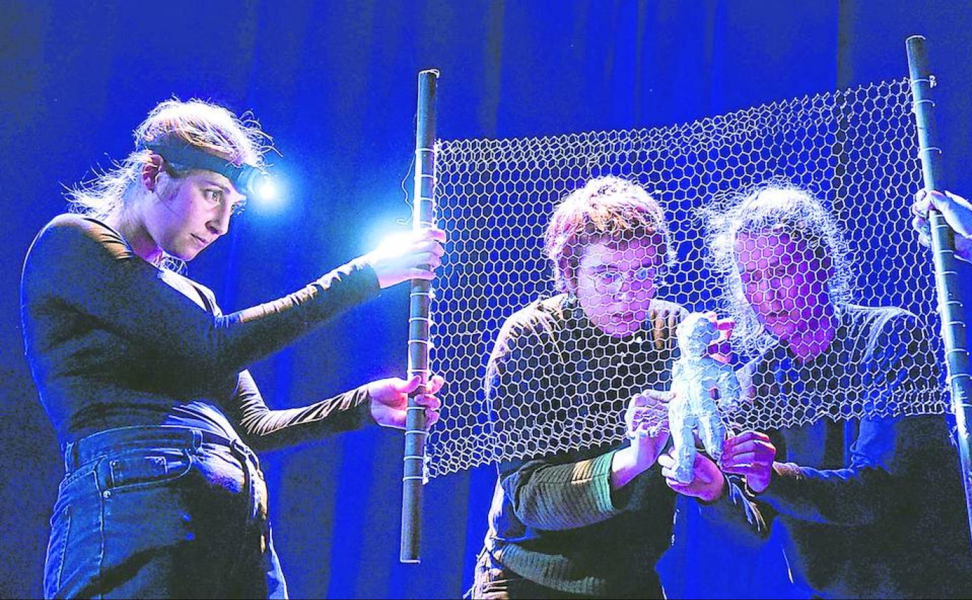 Marionetistas en la versión americana de 'Aduanas: 4 creaciones, 4 continentes'.