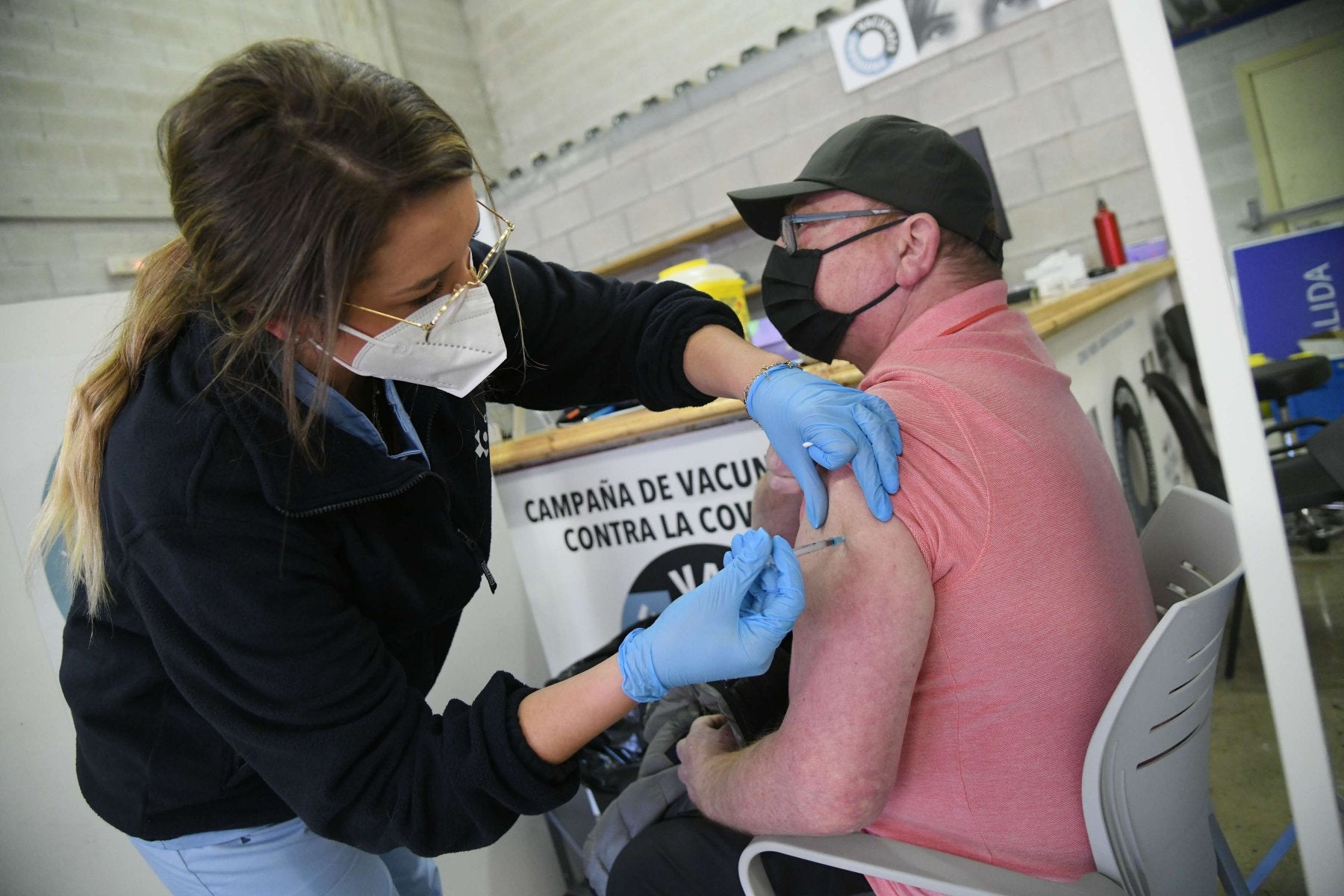 Un hombre recibe su vacuna. 