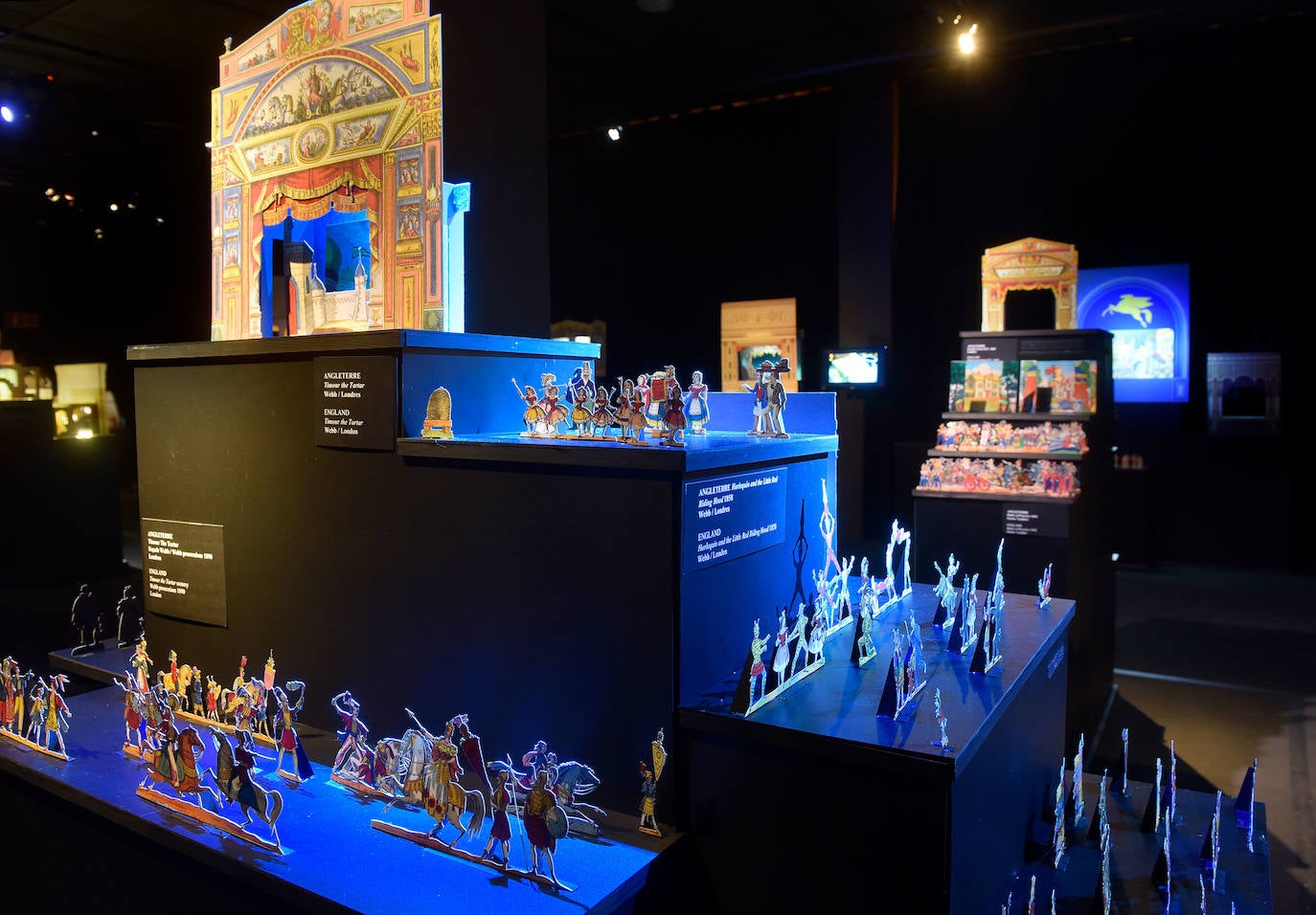 Fotos: Creadores de teatro en papel y carátulas con títeres