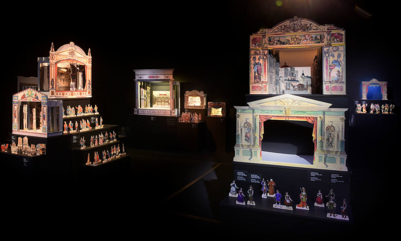 Fotos: Creadores de teatro en papel y carátulas con títeres