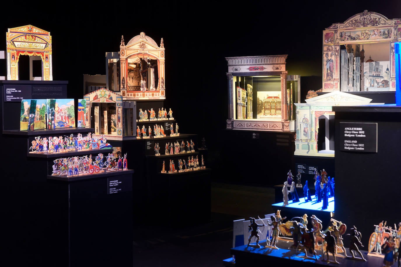 Fotos: Creadores de teatro en papel y carátulas con títeres