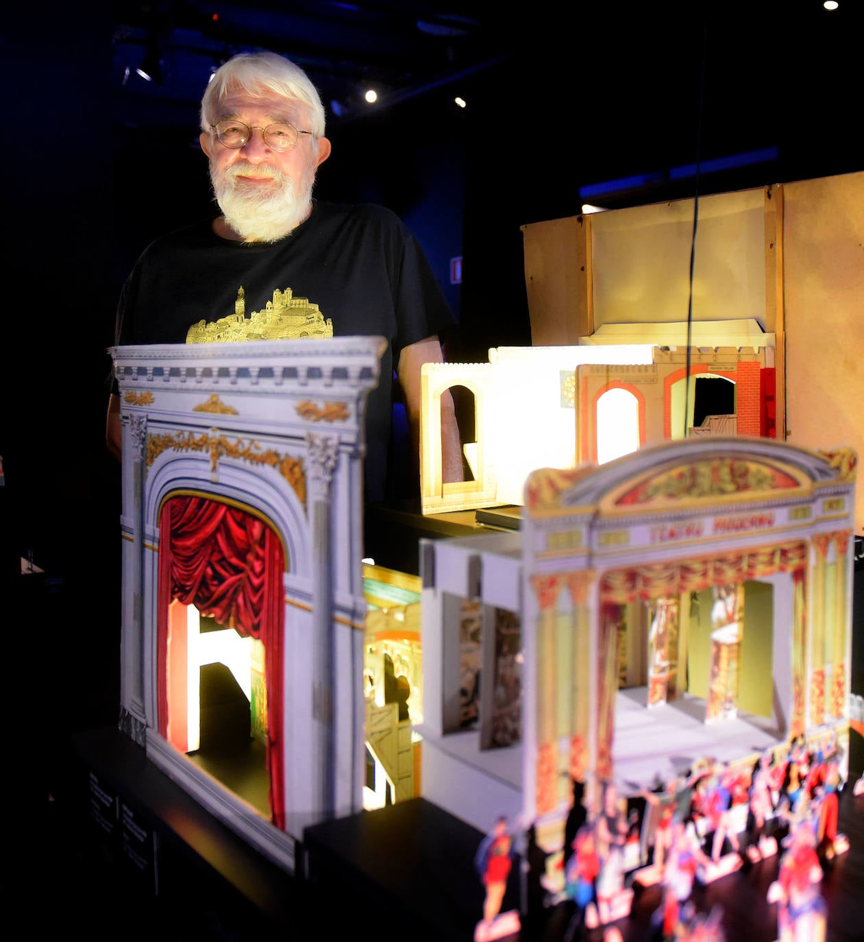 Fotos: Creadores de teatro en papel y carátulas con títeres