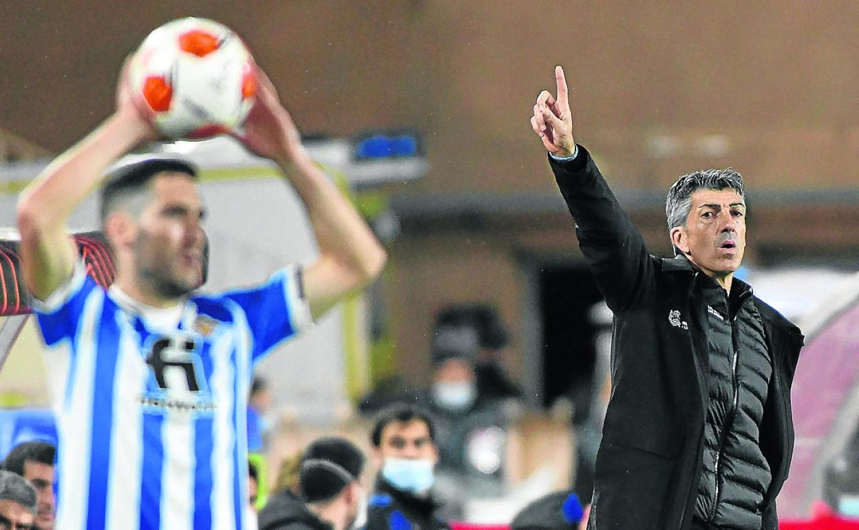 Imanol da instrucciones mientras saca de banda Zaldua. 