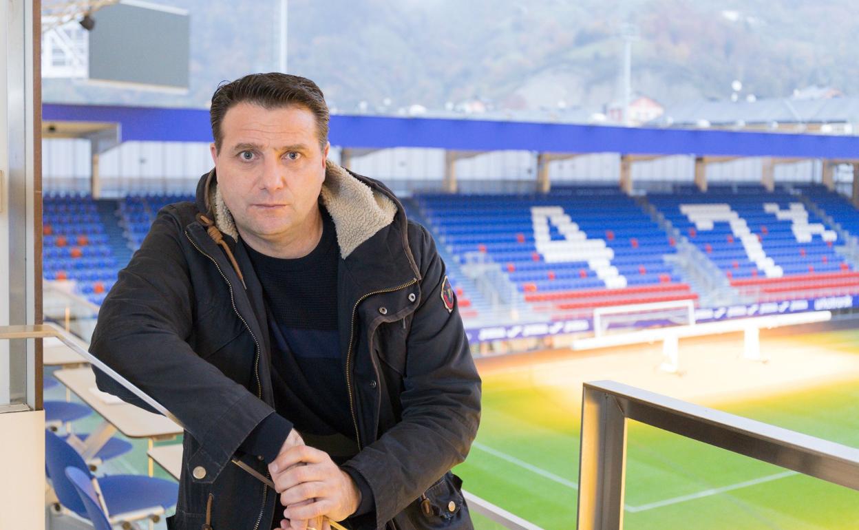 Palacios posa en el salón Ibargain, ubicado en la Tribuna principal de Ipurua. 