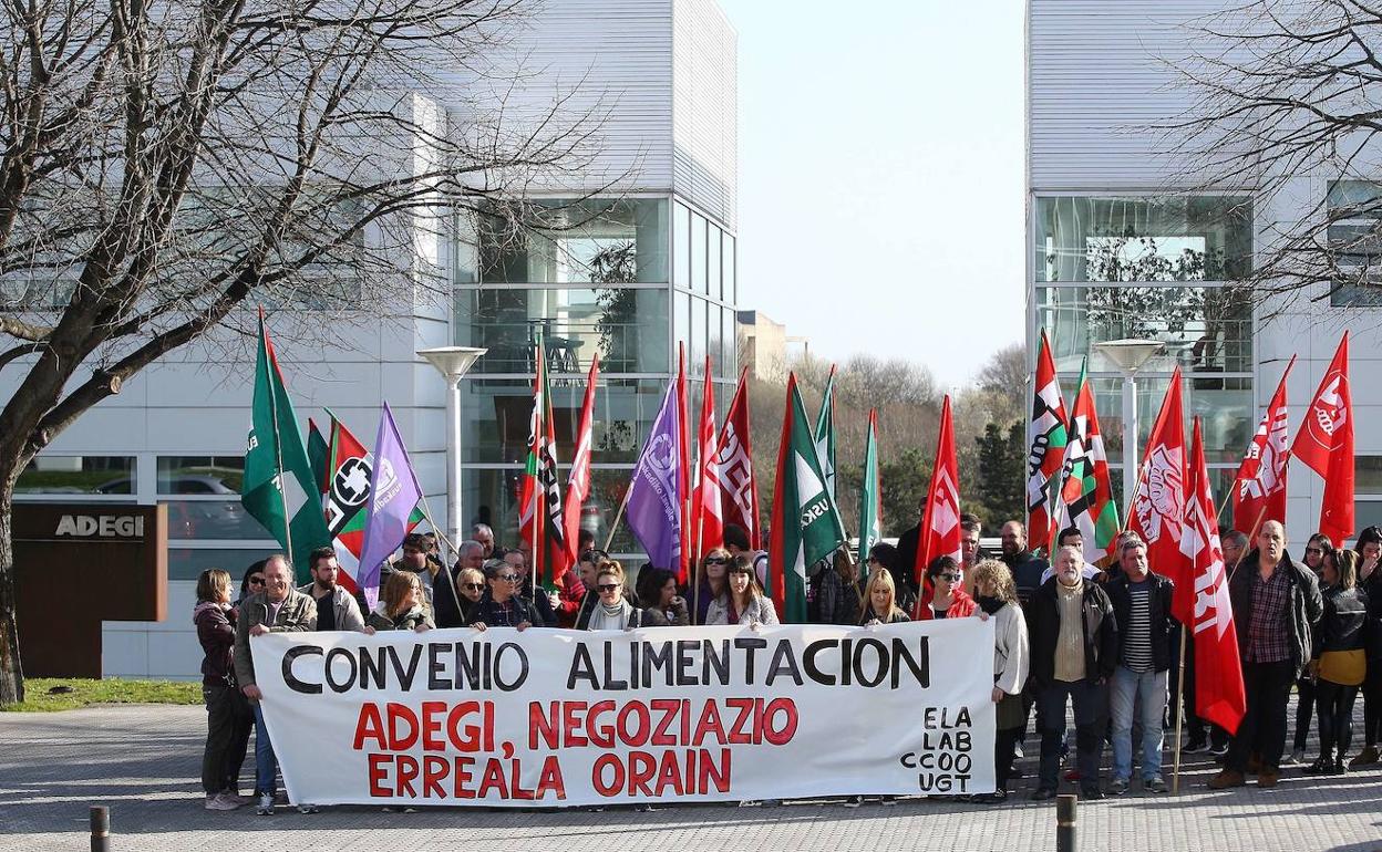 rotesta conjunta de los principales sindicatos en Euskadi ante la sede de Adegi, en Donostia. 