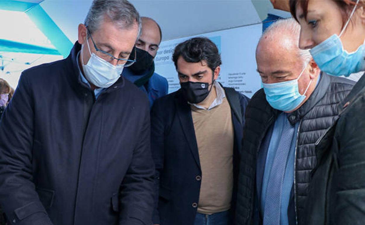 El diputado general, Markel Olano, en Baiona.