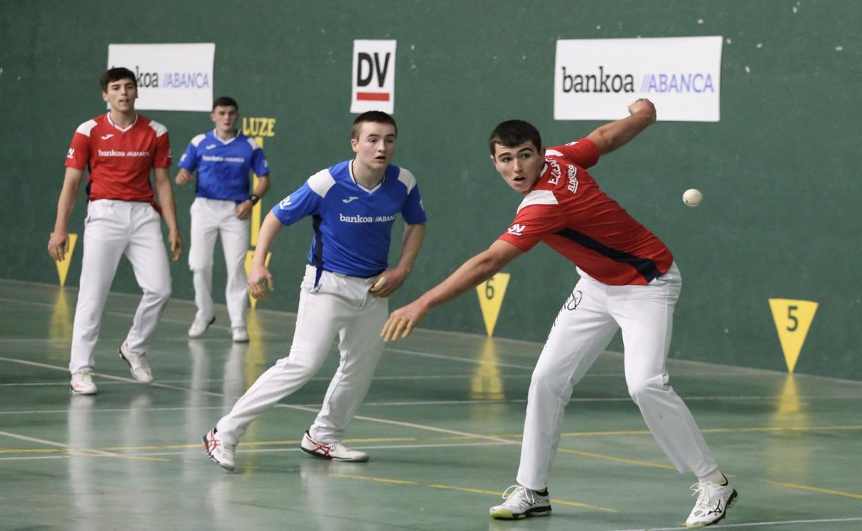 Eñaut Lizeaga arma el brazo en presencia de Unai Amiano. Al fondo, Arkaitz Eskuza y Unai Albeniz. 