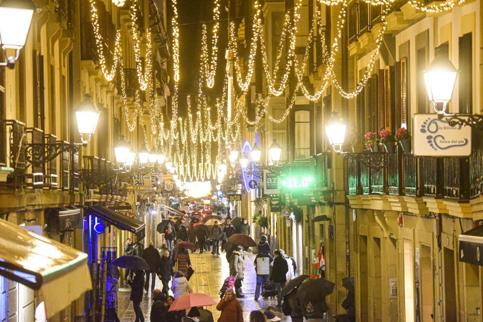 Las principales calles de la Parte Vieja se han cubierto con guirnaldas luminosas, como una de las novedades de este año. 