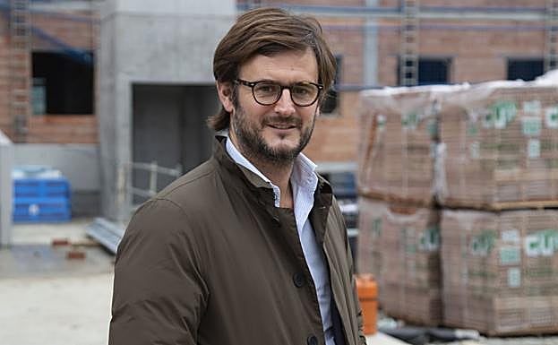 Gorka Natxiondo en las obras del hotel que está construyendo Moyua en Bera Bera para una cadena navarra.