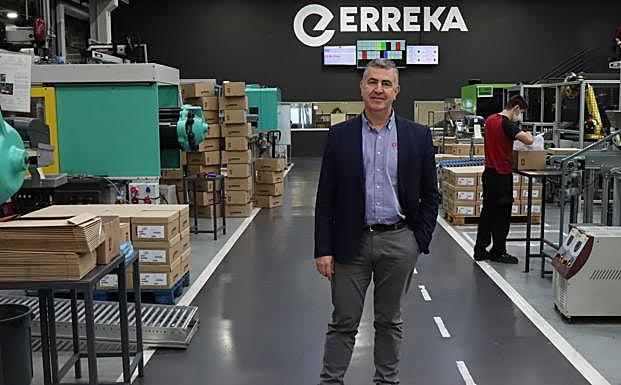 Antton Tomasena, en la planta de la cooperativa del Grupo Mondragon ubicada en Bergara. 