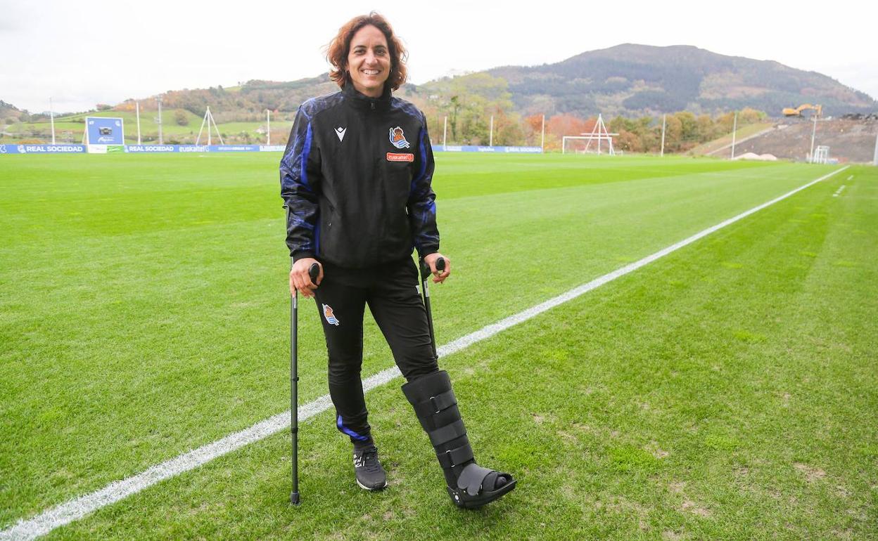 Natalia Arroyo se ayuda de las muletas en Zubieta. 