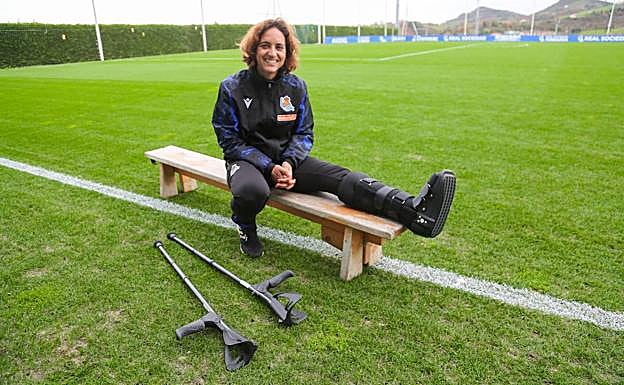 Natalia Arroyo, con el pie escayolado, se sienta sobre un banco del Z7 y deja las muletas a un lado. 