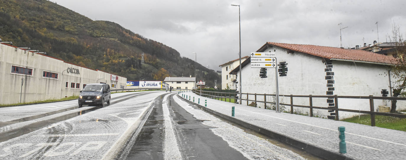 Las vías principales y un buen número de localidades del territorio han registrado fuertes lluvias