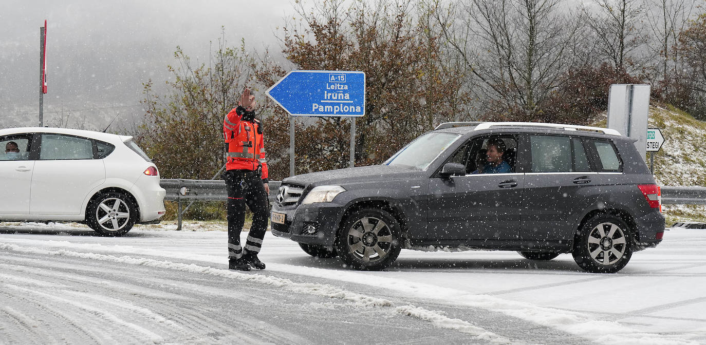 Las vías principales y un buen número de localidades del territorio han registrado fuertes lluvias