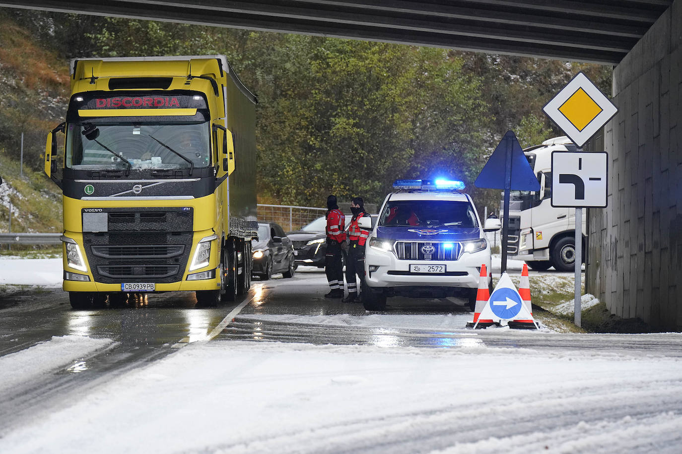 Las vías principales y un buen número de localidades del territorio han registrado fuertes lluvias