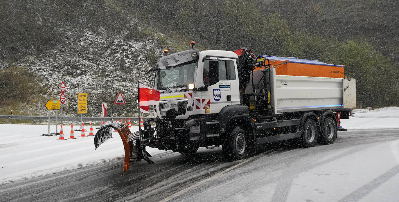 Las vías principales y un buen número de localidades del territorio han registrado fuertes lluvias