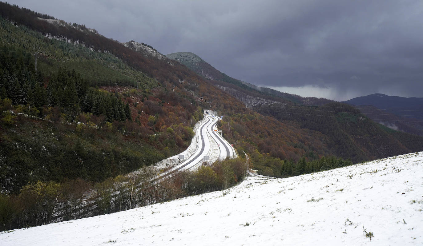 Las vías principales y un buen número de localidades del territorio han registrado fuertes lluvias