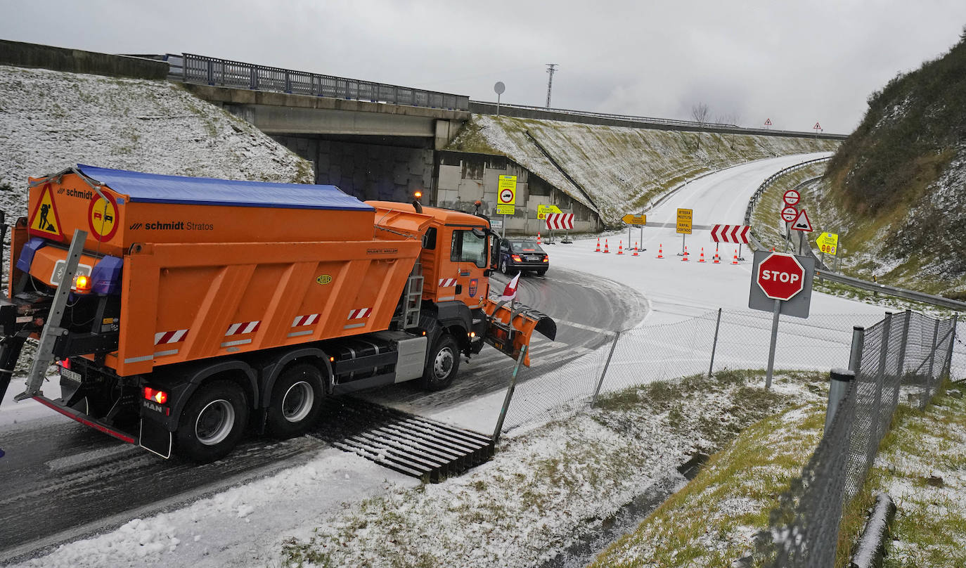 Las vías principales y un buen número de localidades del territorio han registrado fuertes lluvias