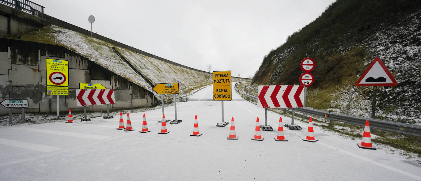 Las vías principales y un buen número de localidades del territorio han registrado fuertes lluvias