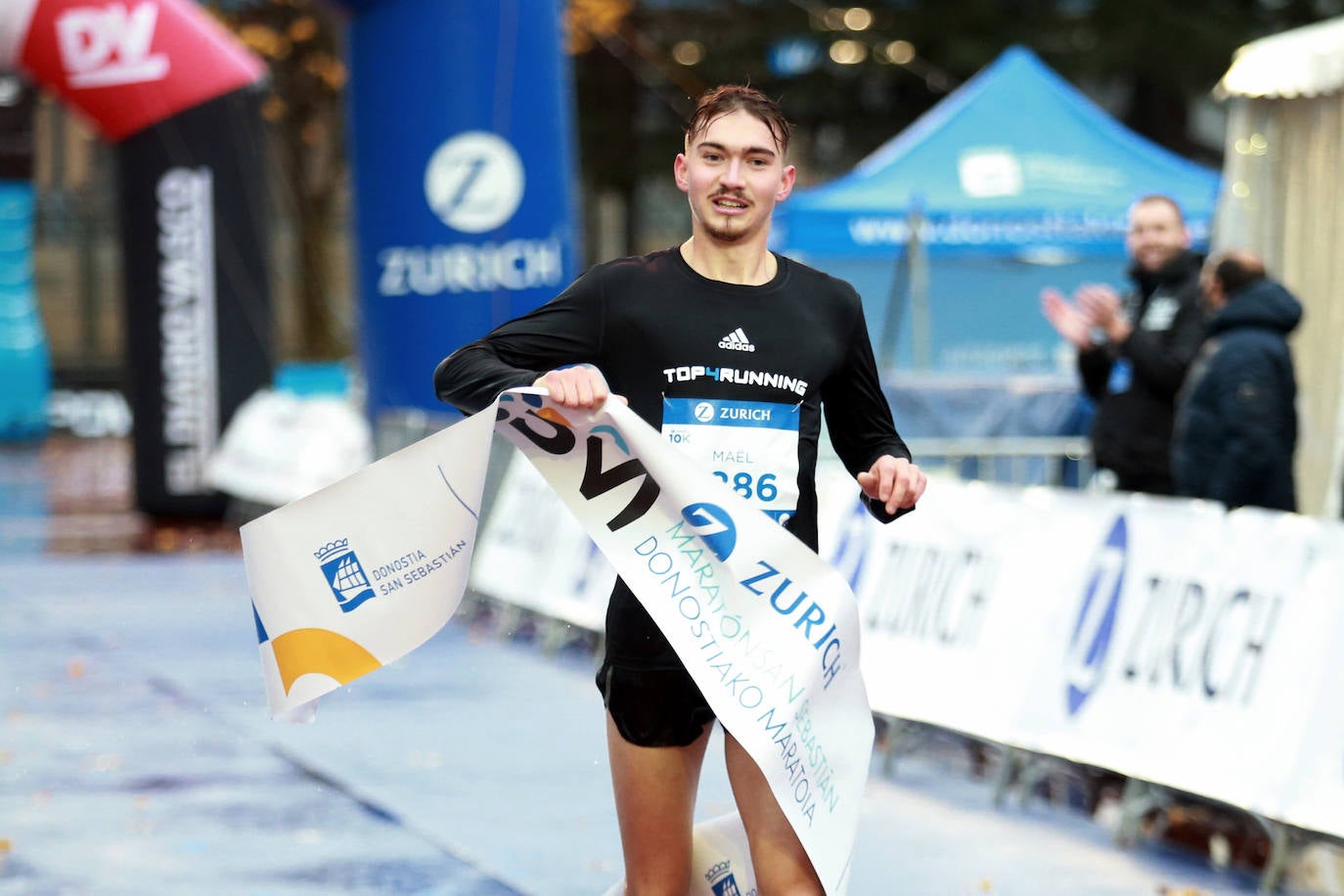 Fotos: Los atletas desafían al temporal en el Zurich Maratón de San Sebastián