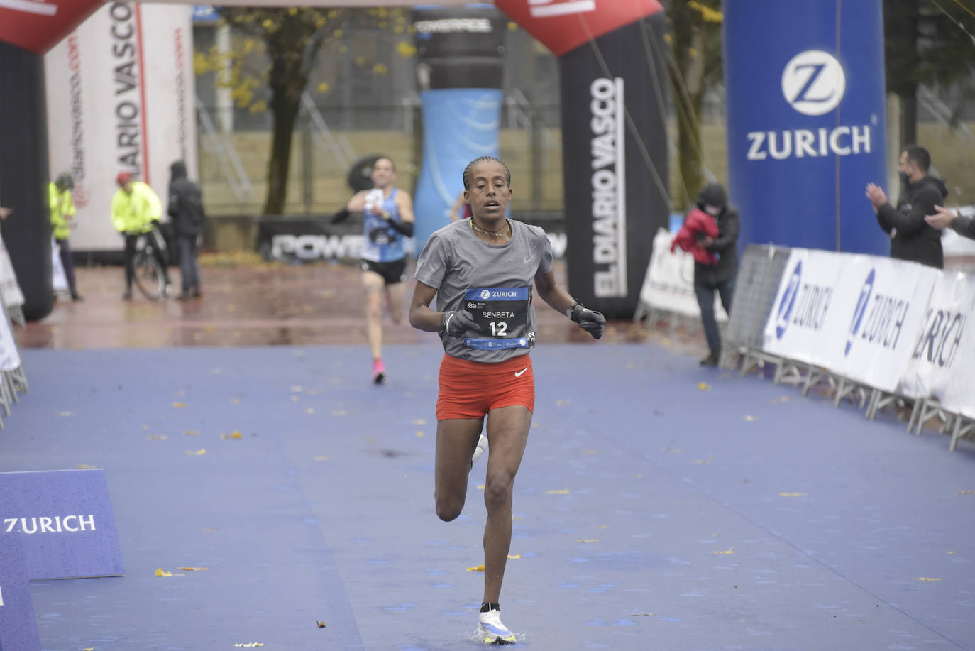 Fotos: Los atletas desafían al temporal en el Zurich Maratón de San Sebastián