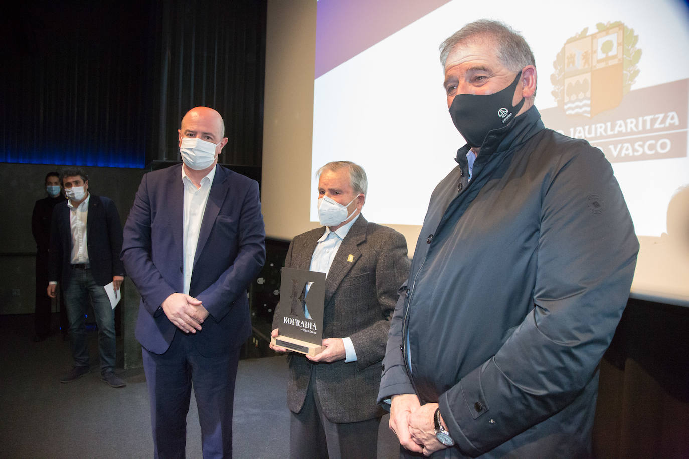 Premio Especial Kofradia Itsas-Etxea a Jaime Tejedor. El expresidente de la Federación de Cofradías de Pescadores de Gipuzkoa recibió el premio de manos de Bittor Oroz, viceconsejero de Agricultura, Pesca y Política Alimentaria. Eugenio Elduayen, presidente de OPEGUI, presentó al premiado.